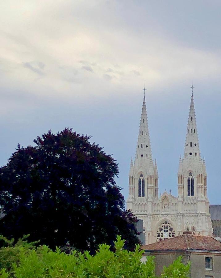 Au Rez De Jardin Hotell Cholet Exteriör bild